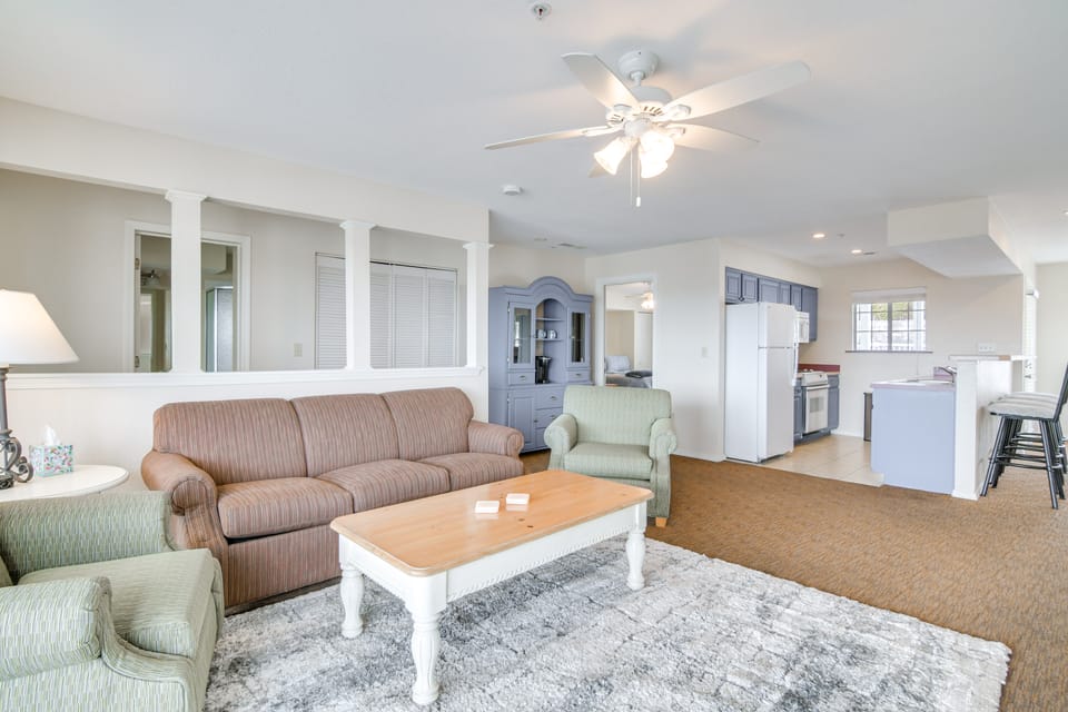 Table Rock Lake Condo w/ Sunrise Views & Pool Apartment in Table Rock Lake