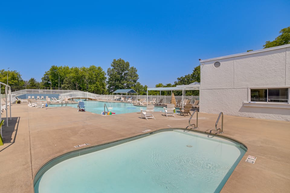Table Rock Lake Condo w/ Sunrise Views & Pool Apartment in Table Rock Lake