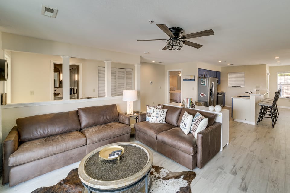 Table Rock Lake Condo w/ Sunrise Views & Pool Apartment in Table Rock Lake