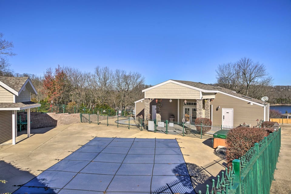Table Rock Lake Condo w/ Sunrise Views & Pool Apartment in Table Rock Lake