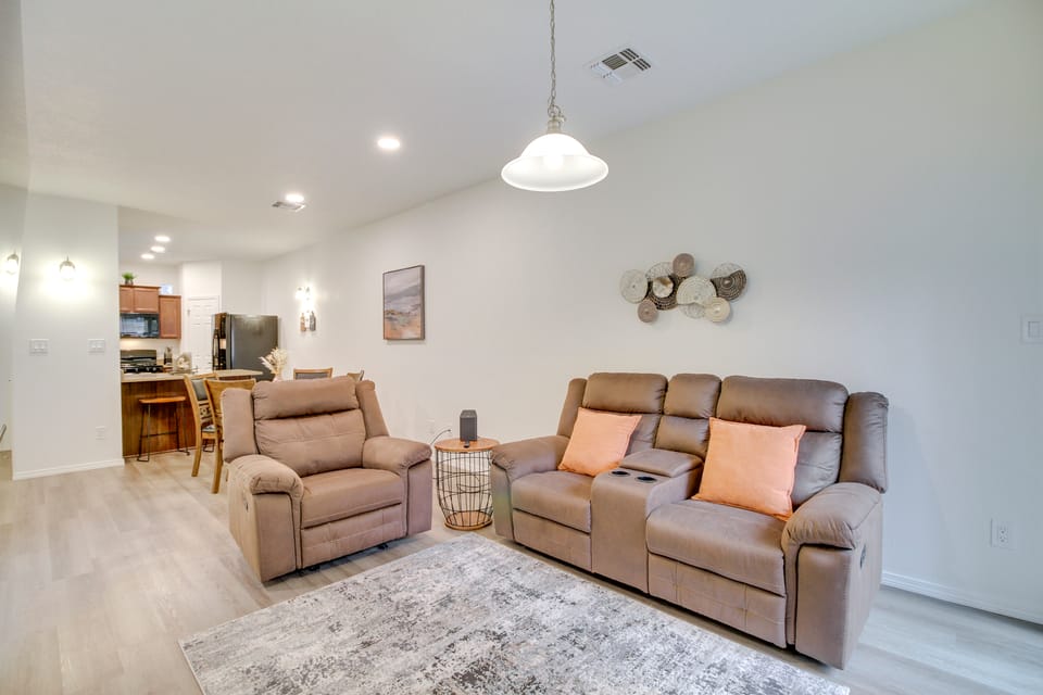 3 Mi to Downtown: WFH-Friendly ABQ Townhome! Apartment in Albuquerque