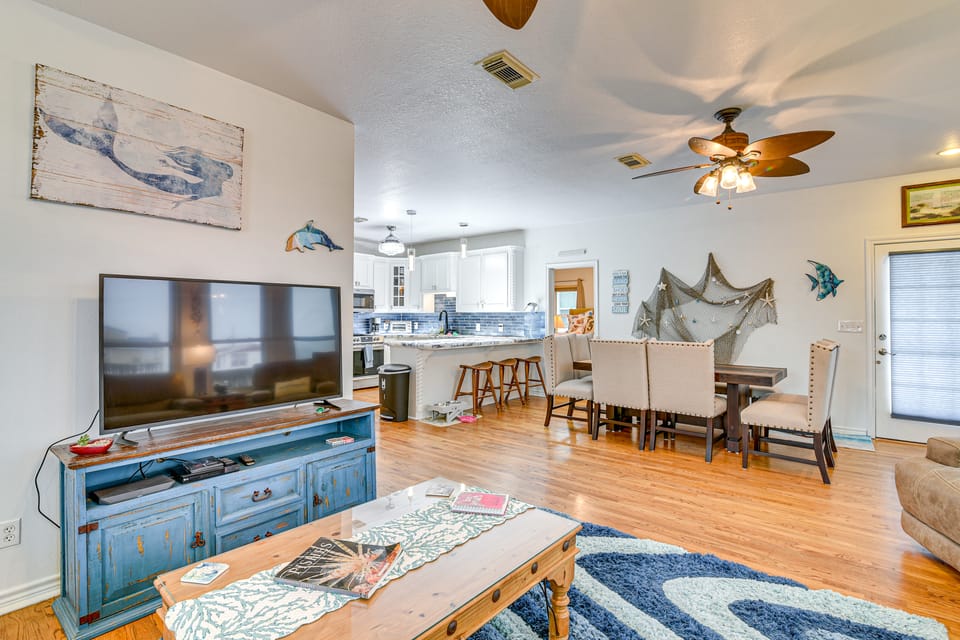 Near Surfside Jetty County Park: Home w/ Deck! House in Surfside Beach