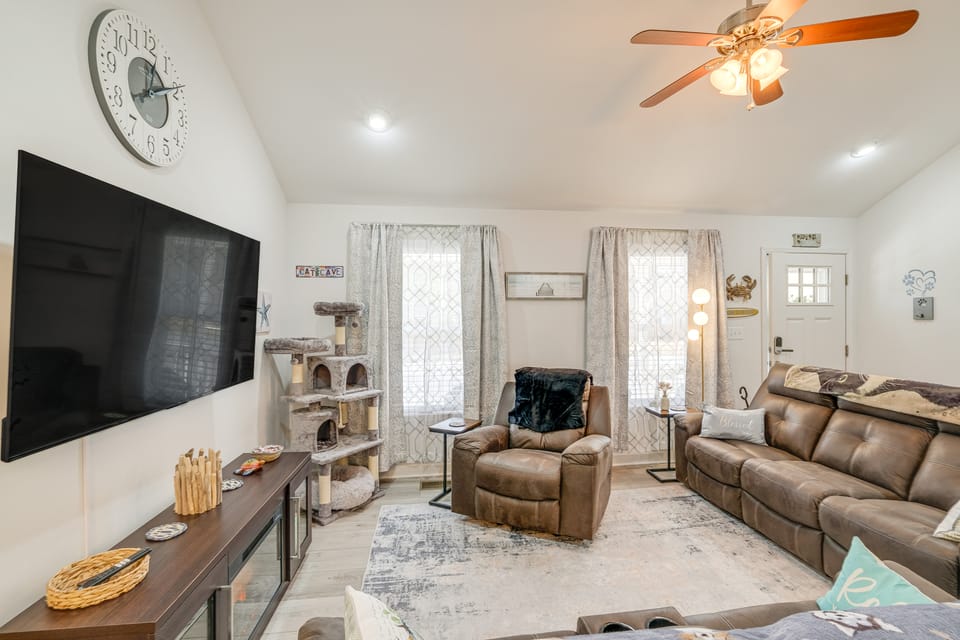 1 Mi to Colonial Beach Boardwalk: Home w/ Fire Pit House in Colonial Beach