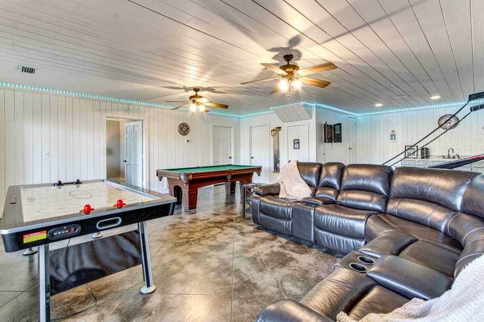 Tranquil Gantt Lake Home w/ Deck & Patio! House in Alabama