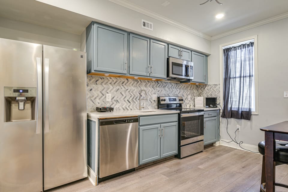 2 Mi to Downtown Baltimore: Quiet Home w/ Porch House in Baltimore