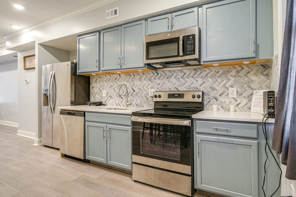 2 Mi to Downtown Baltimore: Quiet Home w/ Porch House in Baltimore