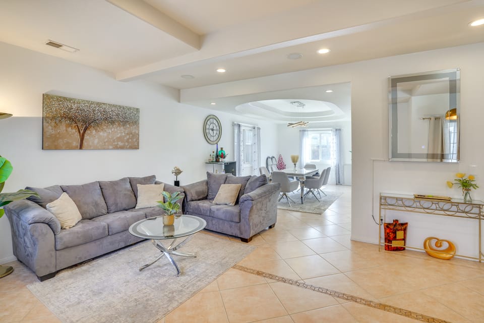 8 Mi to Disney: Santa Ana Home w/ Bar & Patio! House in Santa Ana