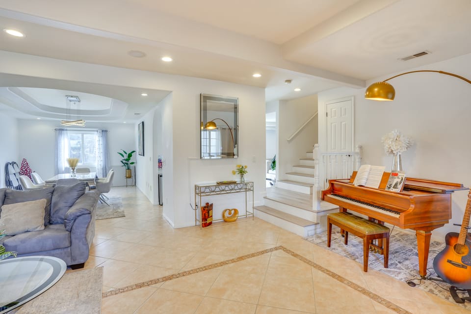 8 Mi to Disney: Santa Ana Home w/ Bar & Patio! House in Santa Ana