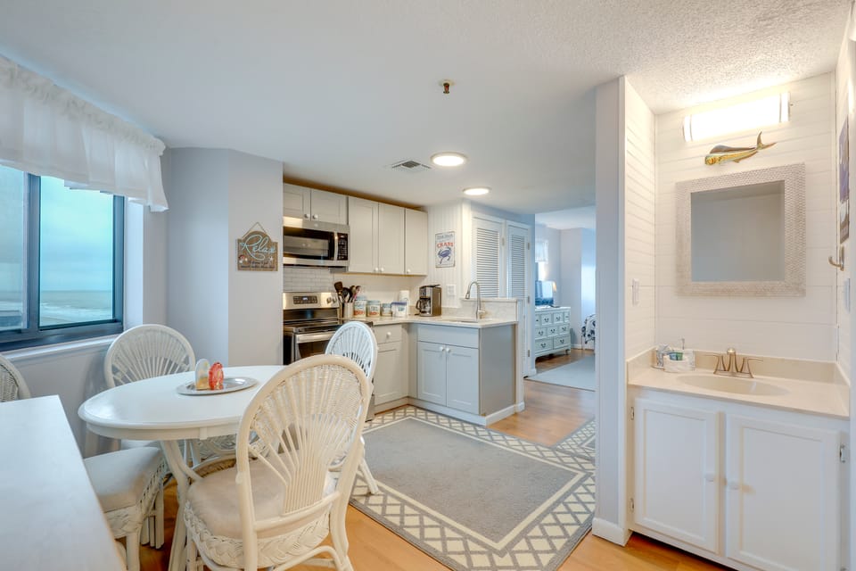 Resort Perks! Spacious Studio w/ Ocean Views Apartment in South Carolina