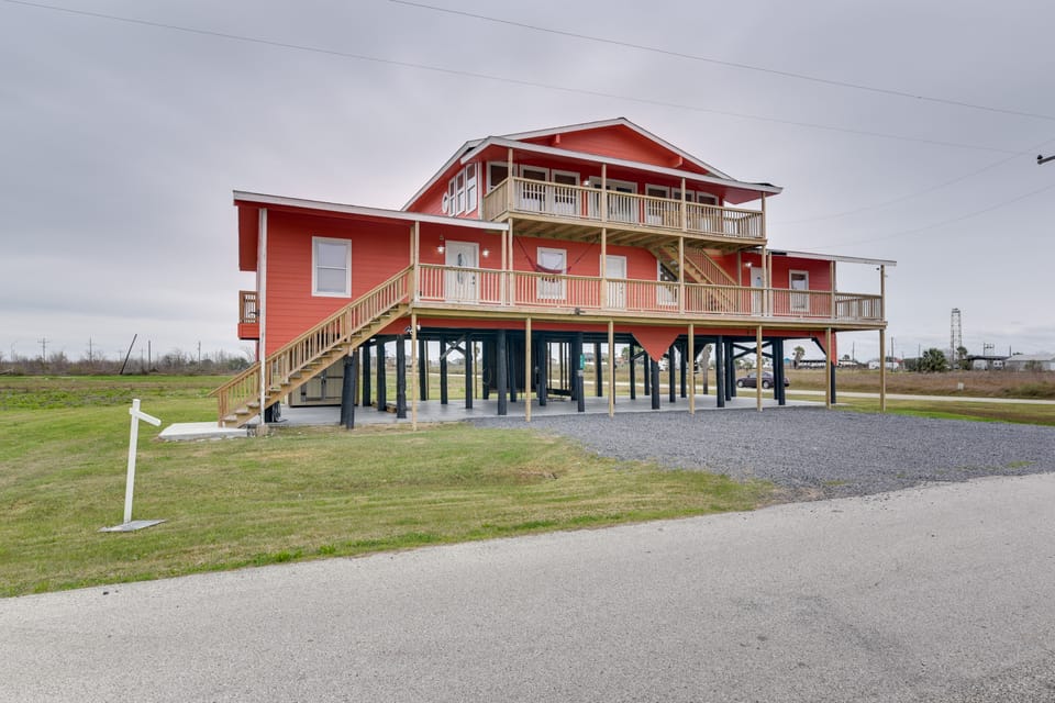 Condo 3 Mi to Bolivar Beach! Bring Your Pets Apartment in Texas City