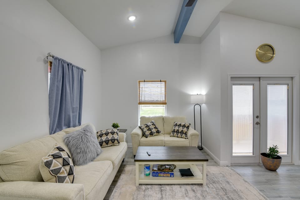 Condo 3 Mi to Bolivar Beach! Bring Your Pets Apartment in Texas City