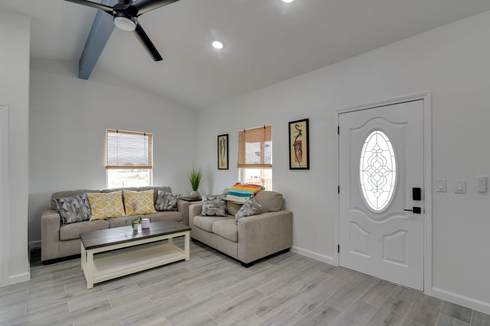 9 Mi to Crystal Beach! Pet-Friendly Coastal Escape Apartment in Texas City