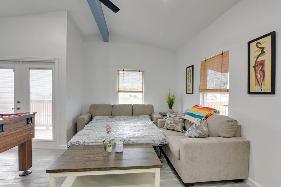 9 Mi to Crystal Beach! Pet-Friendly Coastal Escape Apartment in Texas City