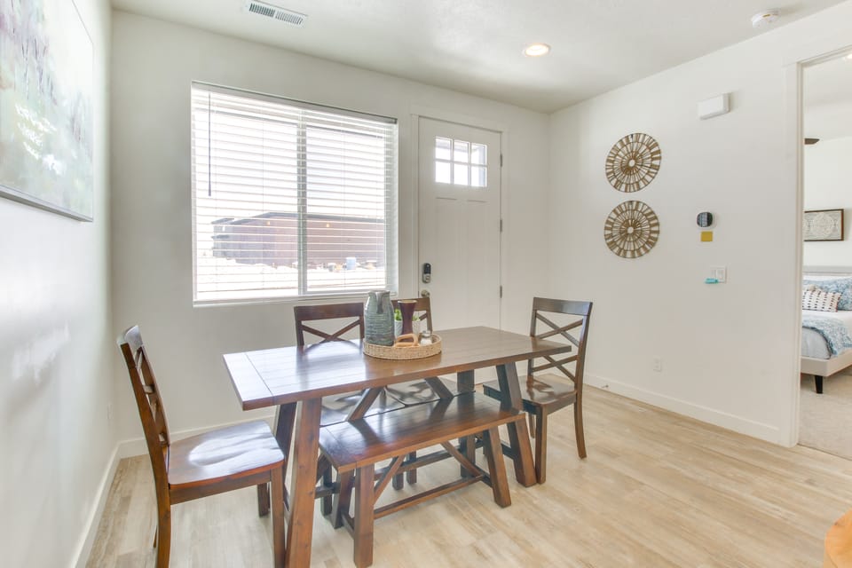 Walk to Marina & Lake: Spacious Garden City Gem! Apartment in Garden City