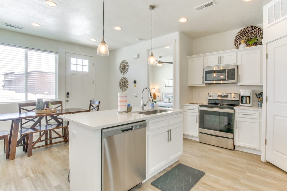Walk to Marina & Lake: Spacious Garden City Gem! Apartment in Garden City