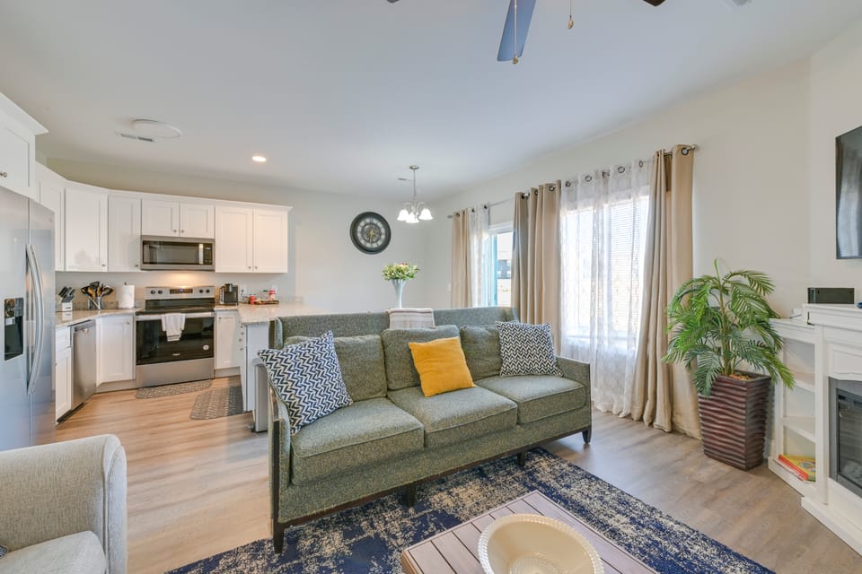 5 Mi to Charlotte Motor Speedway: Cozy Townhome Apartment in Concord