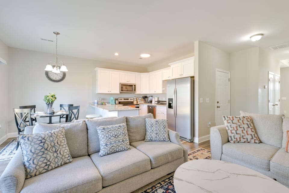 Stay & Play: Spacious Concord Townhome Near Uptown Apartment in Concord