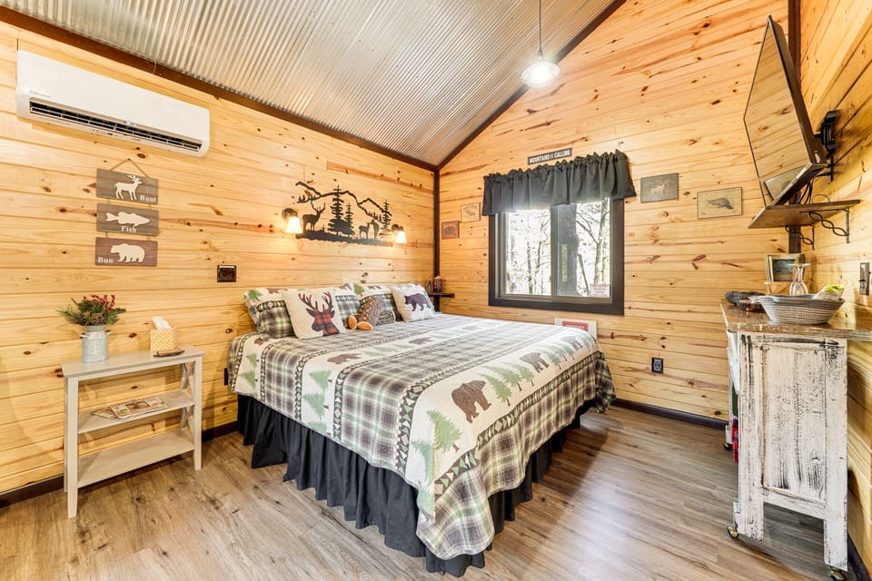 'Bluebird Treehouse' Near Kiamichi Mtns w/ Hot Tub Apartment in Oklahoma