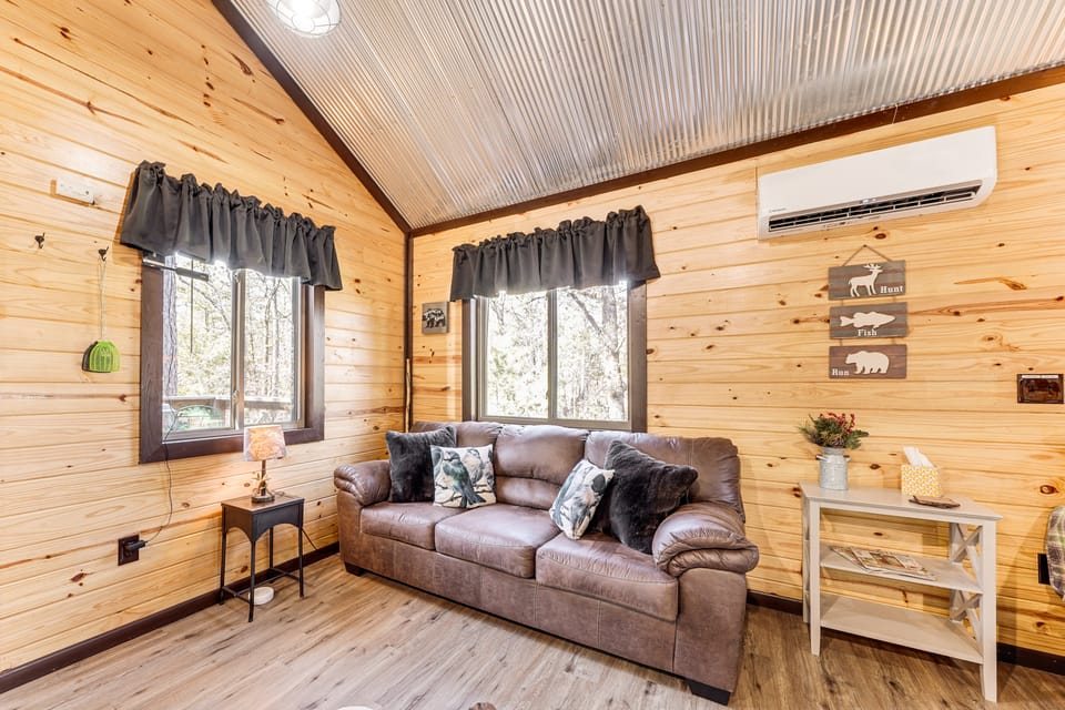 'Bluebird Treehouse' Near Kiamichi Mtns w/ Hot Tub Apartment in Oklahoma