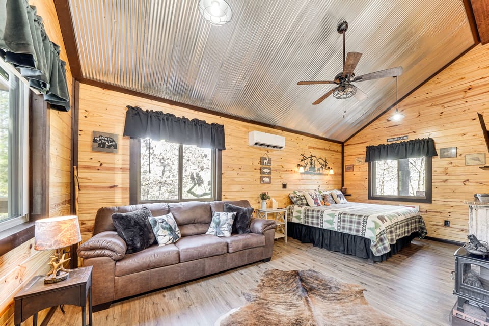 'Bluebird Treehouse' Near Kiamichi Mtns w/ Hot Tub Apartment in Oklahoma