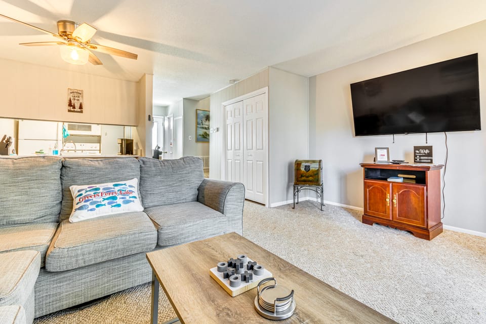 4 Mi to Greers Ferry Lake: Condo w/ Deck & Balcony Apartment in Fairfield Bay