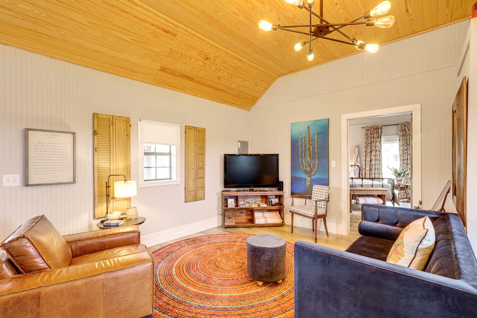 Large Yard + Pond: Fayetteville Rural Retreat House in Texas