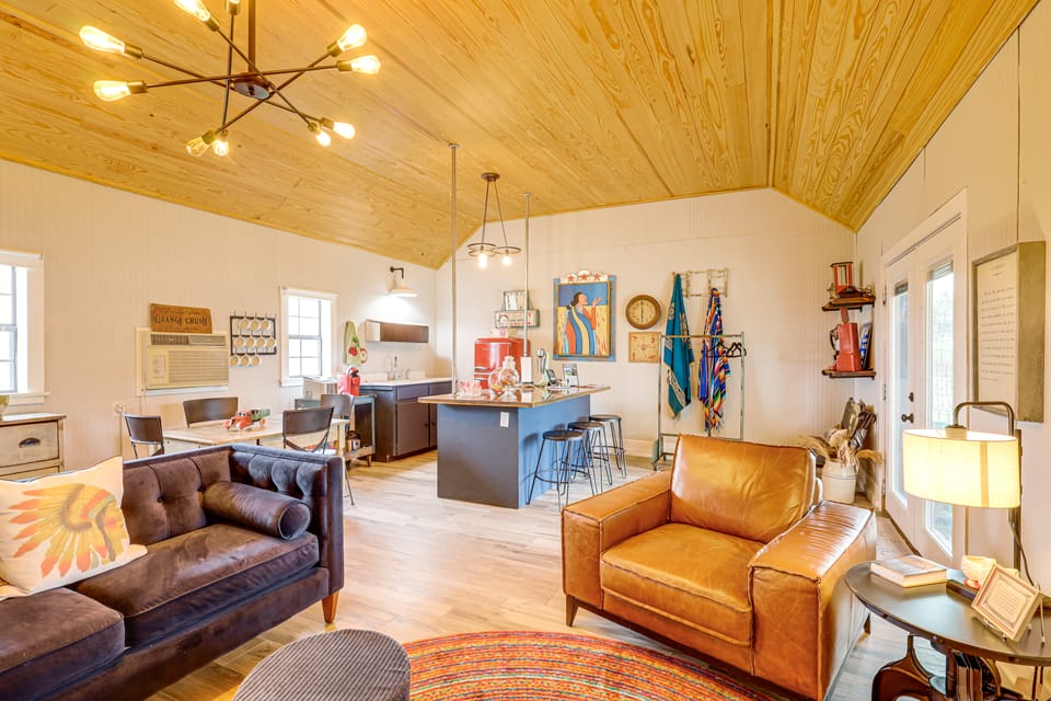 Large Yard + Pond: Fayetteville Rural Retreat House in Texas
