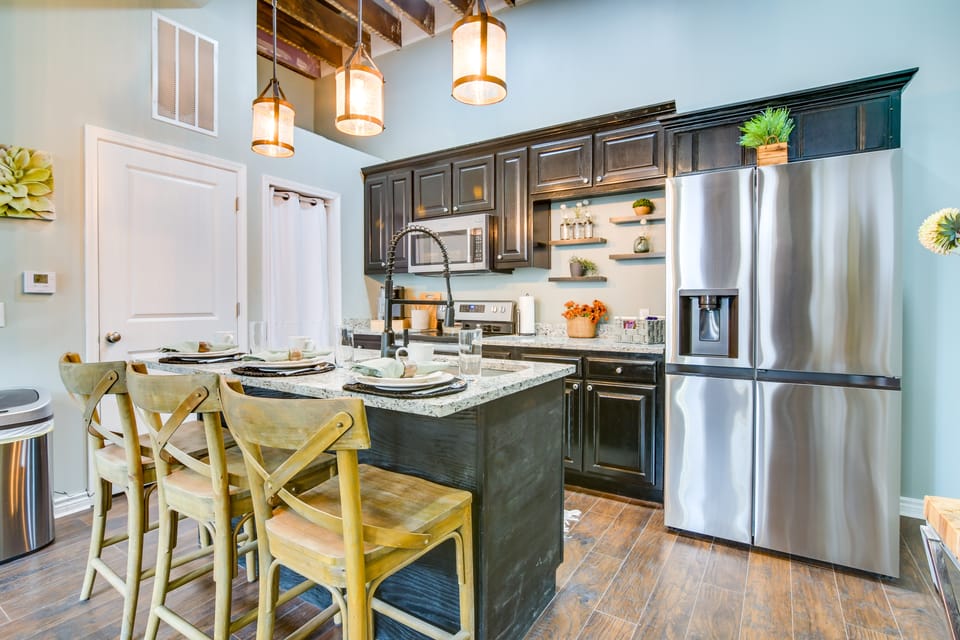 Dtwn Loft in the Heart of Monett: Pets Welcome! Apartment in Ozark Mountains