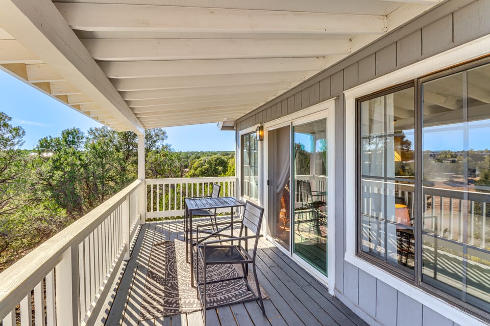 Firelit Nights By the Lake: Cozy Show Low Retreat House in Arizona