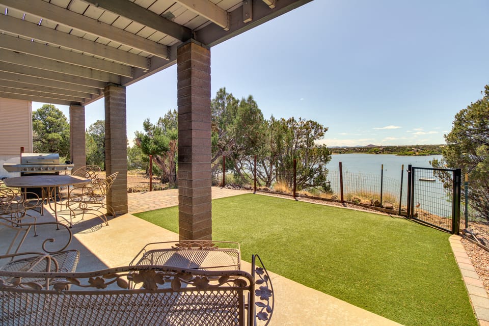 Firelit Nights By the Lake: Cozy Show Low Retreat House in Arizona