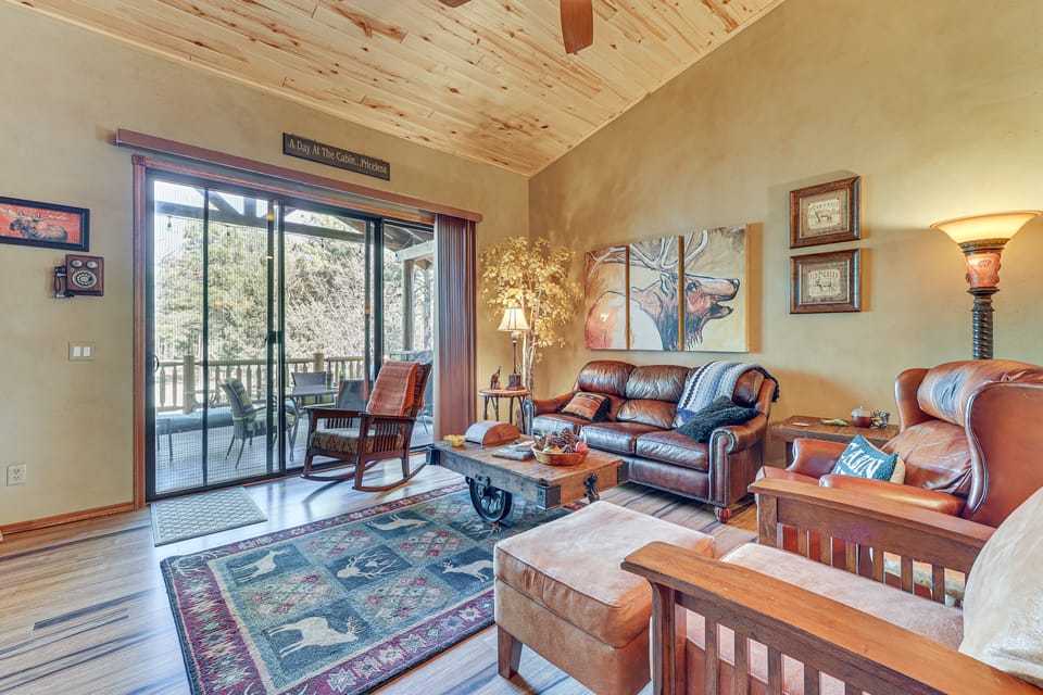 Rustic Retreat w/ Spacious Deck in Show Low! Apartment in Show Low