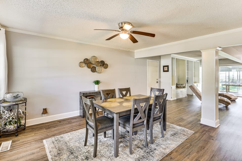 10 Mi to St Simons Island: Home w/ Screened Porch House in Georgia