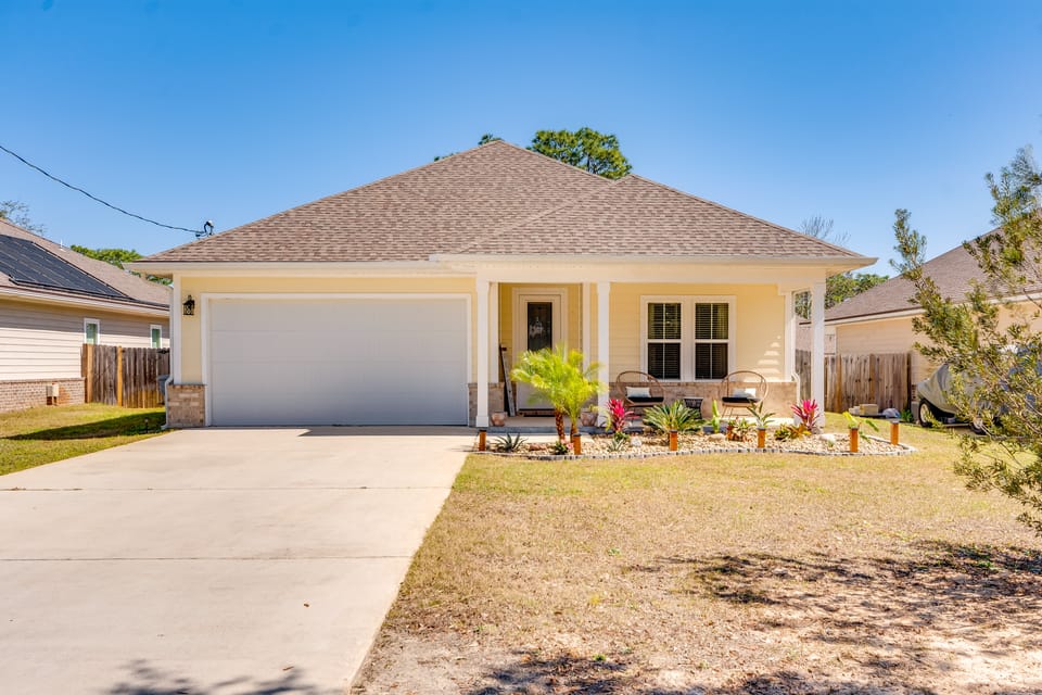 2 Mi to Beach: Bright Navarre Home w/ Fire Pit! House in Alabama