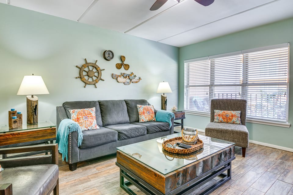 Walk to Beach: Condo w/ Pool Access in Texas! Apartment in South Padre Island
