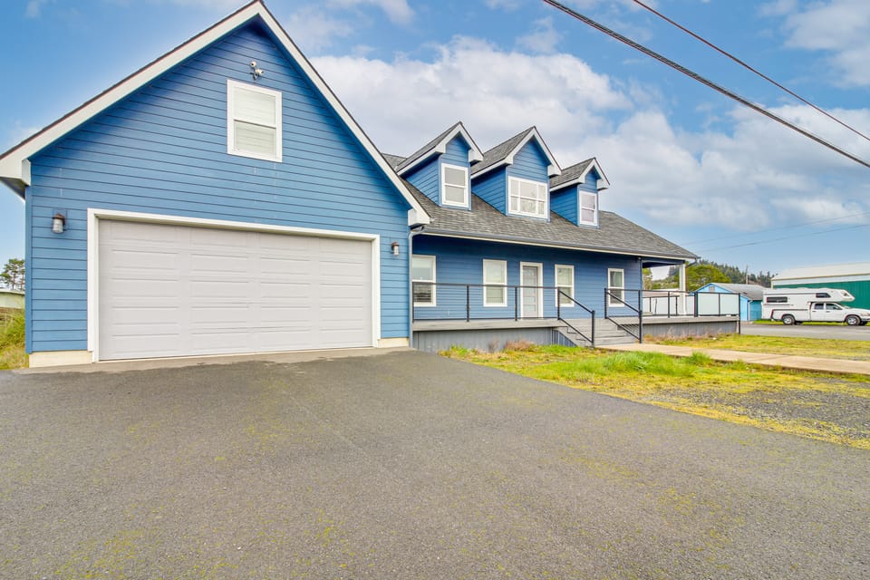 1 Mi to Oregon Dunes: Quiet Getaway w/ Deck House in Lakeside