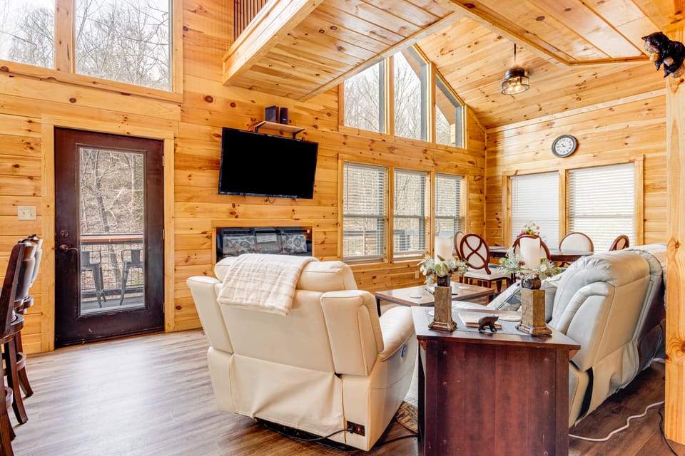 8 Mi to Dollywood: Cabin w/ Hot Tub & Decks! House in Sevierville