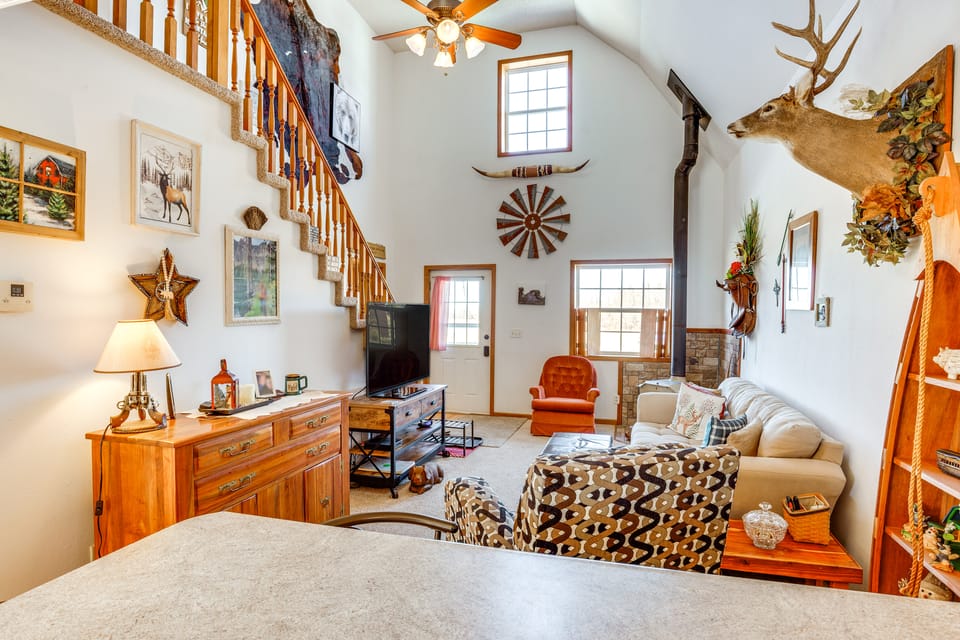 'Red Barn Getaway' Chillicothe Countryside Home House in Missouri