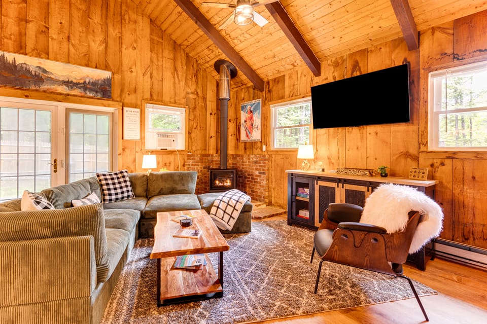 2 Mi to Conway: Cozy Cabin w/ Grill & Yard! House in Conway