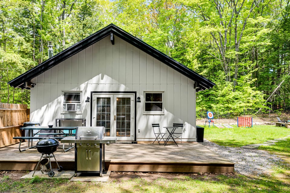 2 Mi to Conway: Cozy Cabin w/ Grill & Yard! House in Conway