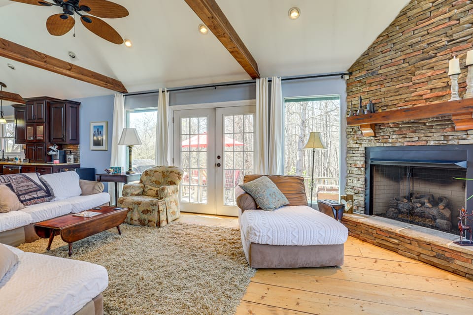 Large Deck: Luxe 6-Acre Retreat in Dahlonega! House in Georgia