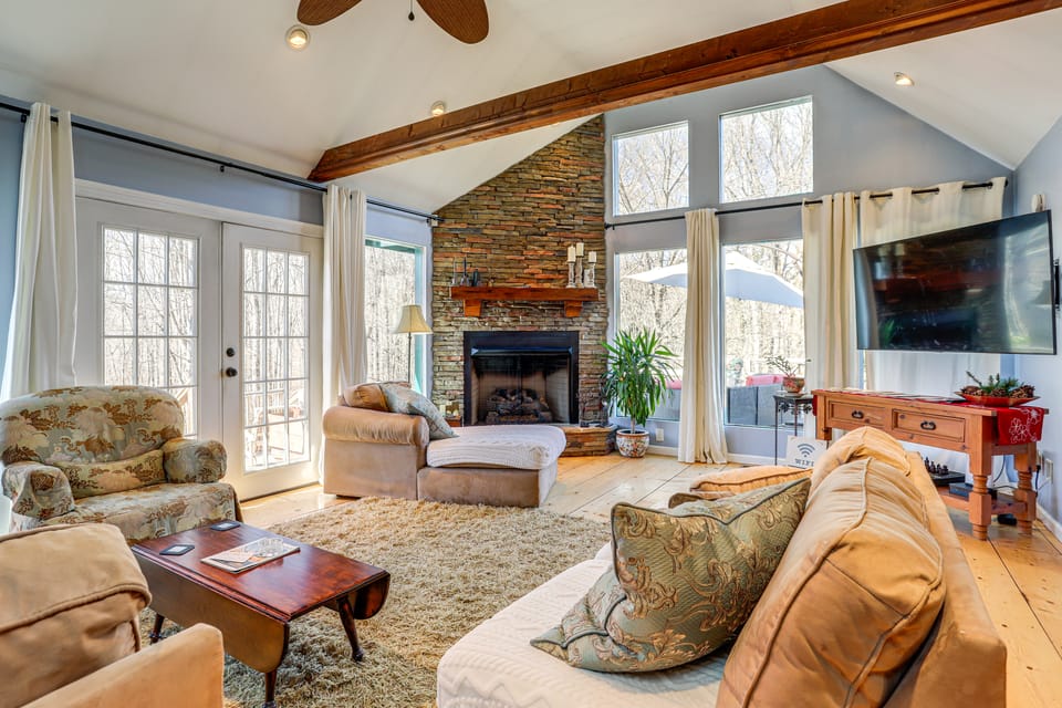 Large Deck: Luxe 6-Acre Retreat in Dahlonega! House in Georgia