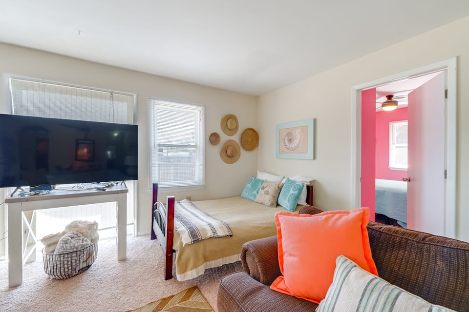 Surf City Coastal Escape w/ Fire Pit House in Surf City