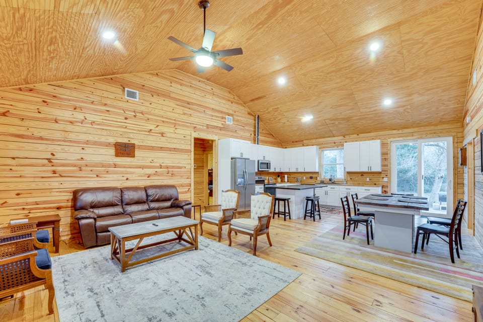 Private Deck & Forest Setting: Waelder Cabin! House in Rio Grande