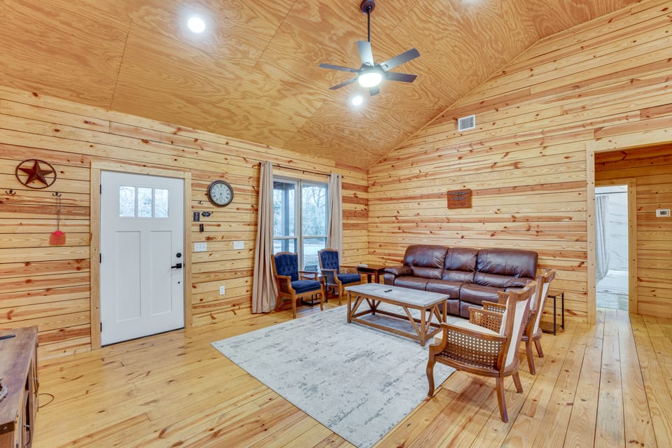 Private Deck & Forest Setting: Waelder Cabin! House in Rio Grande