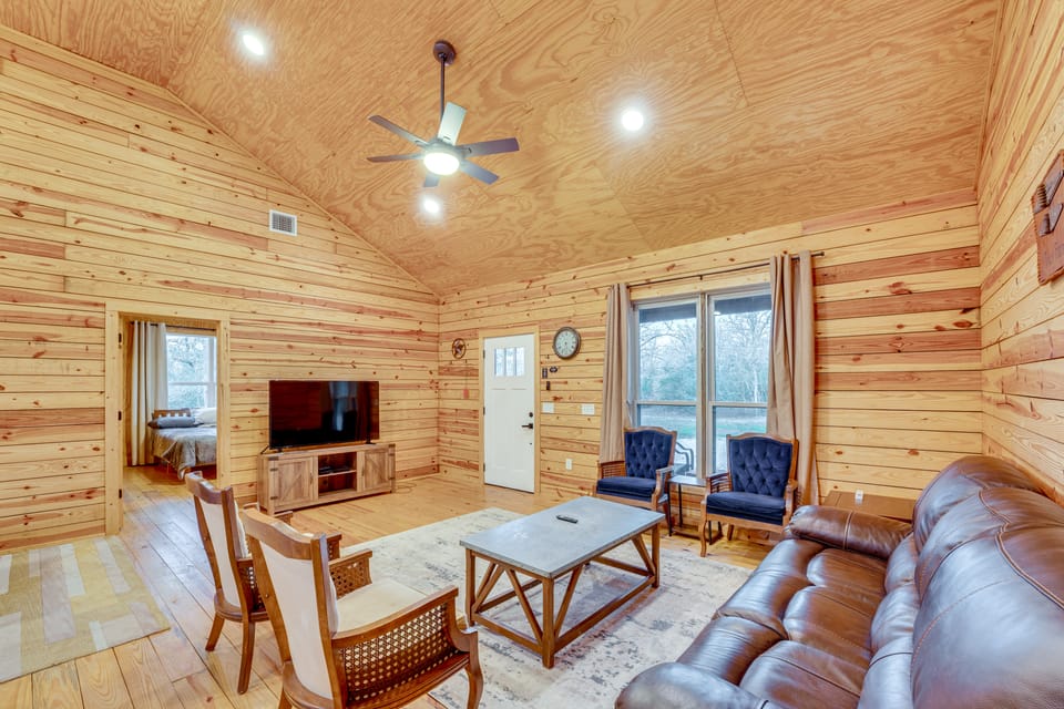 Private Deck & Forest Setting: Waelder Cabin! House in Rio Grande