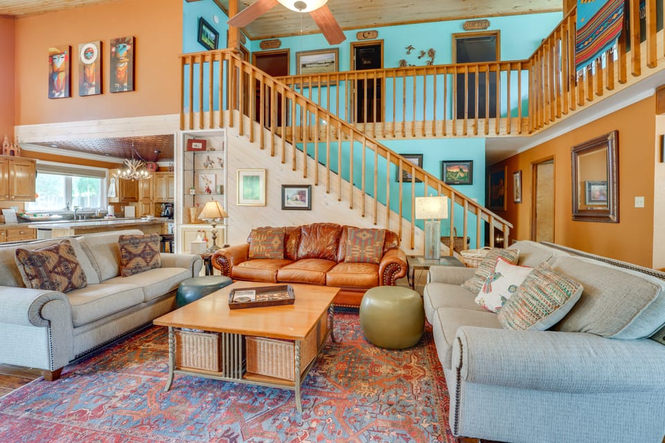 Walk to Main St: 'Mountain Creek Home' w/ GAMEROOM House in Red River