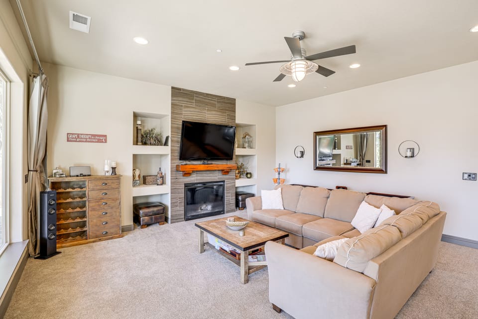 Fire Pit + Views: Serene Lake Almanor Retreat House in Lake Almanor