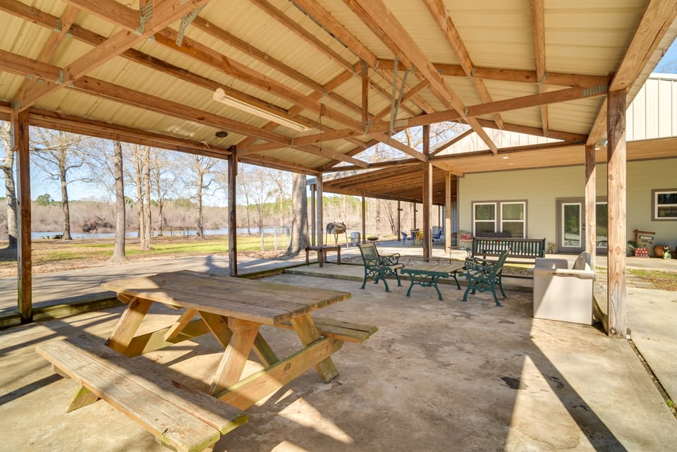 Boat Launch On-Site: Lakefront Toledo Bend Getaway House in Toledo Bend Reservoir