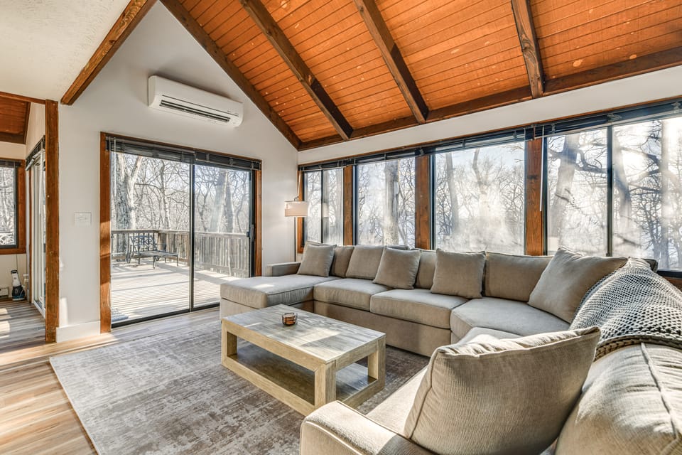 Walk to Ski Slopes: Wintergreen Resort ‘Treehouse’ House in Massies Mill