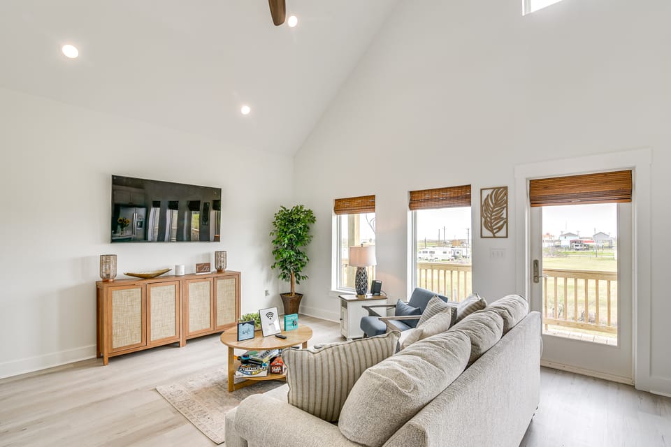 Walk to Crystal Beach: 'The Sandbar Escape' House in Bolivar Peninsula